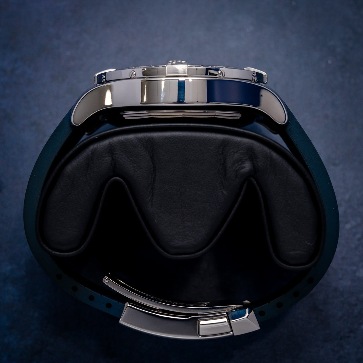 Breitling Super Avenger A13371 Steel Navy Dial – detail