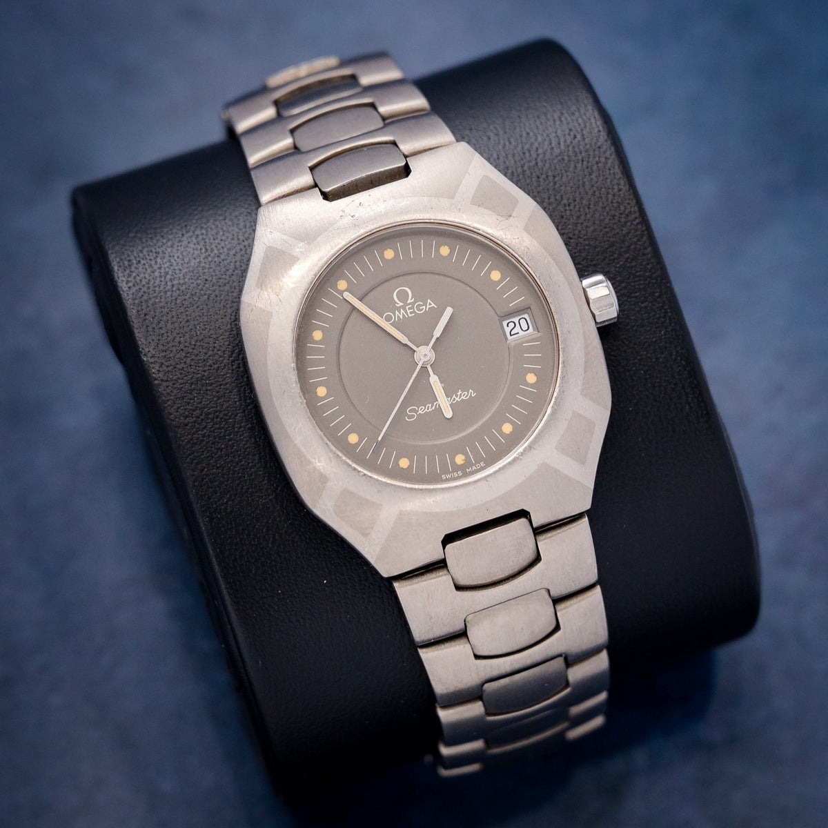 Omega Seamaster Titane Quartz 120M – dial close-up