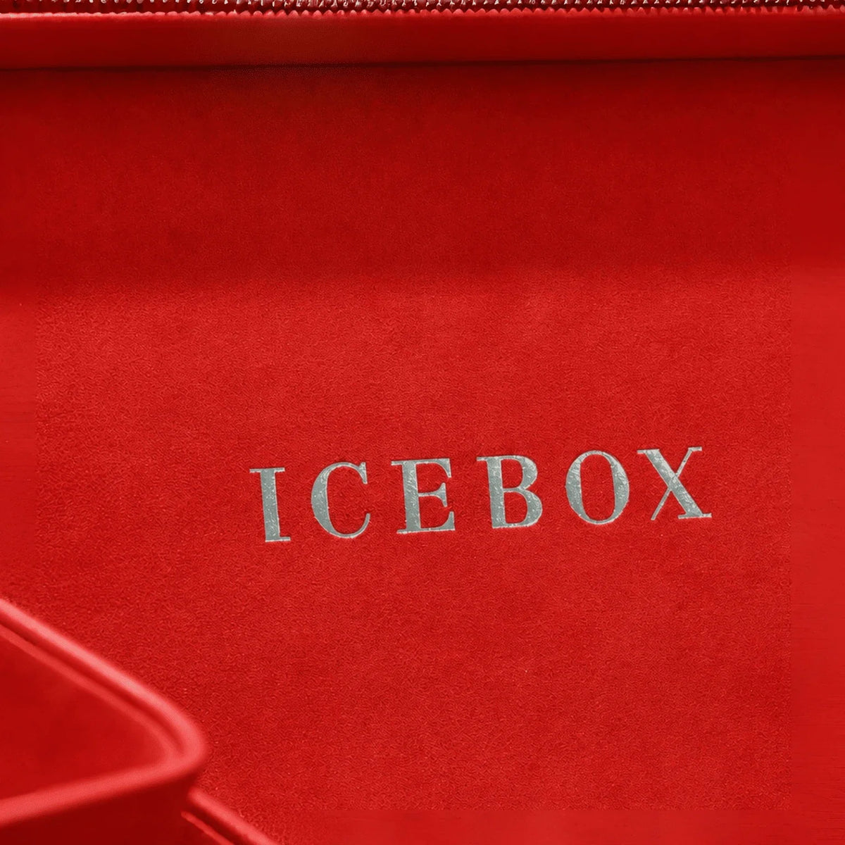 Icebox Large Traveler Case in red, 8-watch capacity, detail view 7