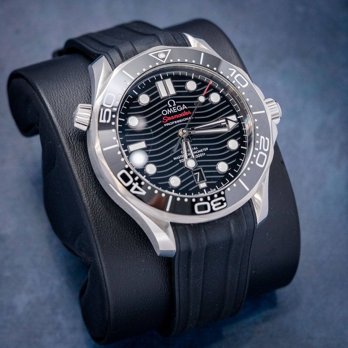 Omega Seamaster Diver 300M 210.32.42.20.01.001 Ceramic – dial close-up