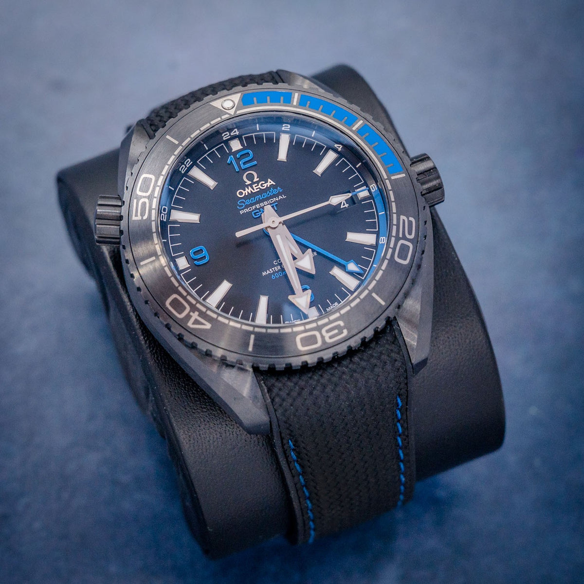 Omega Seamaster Planet Ocean 215.92.46.22.01.002 Ceramic – dial close-up