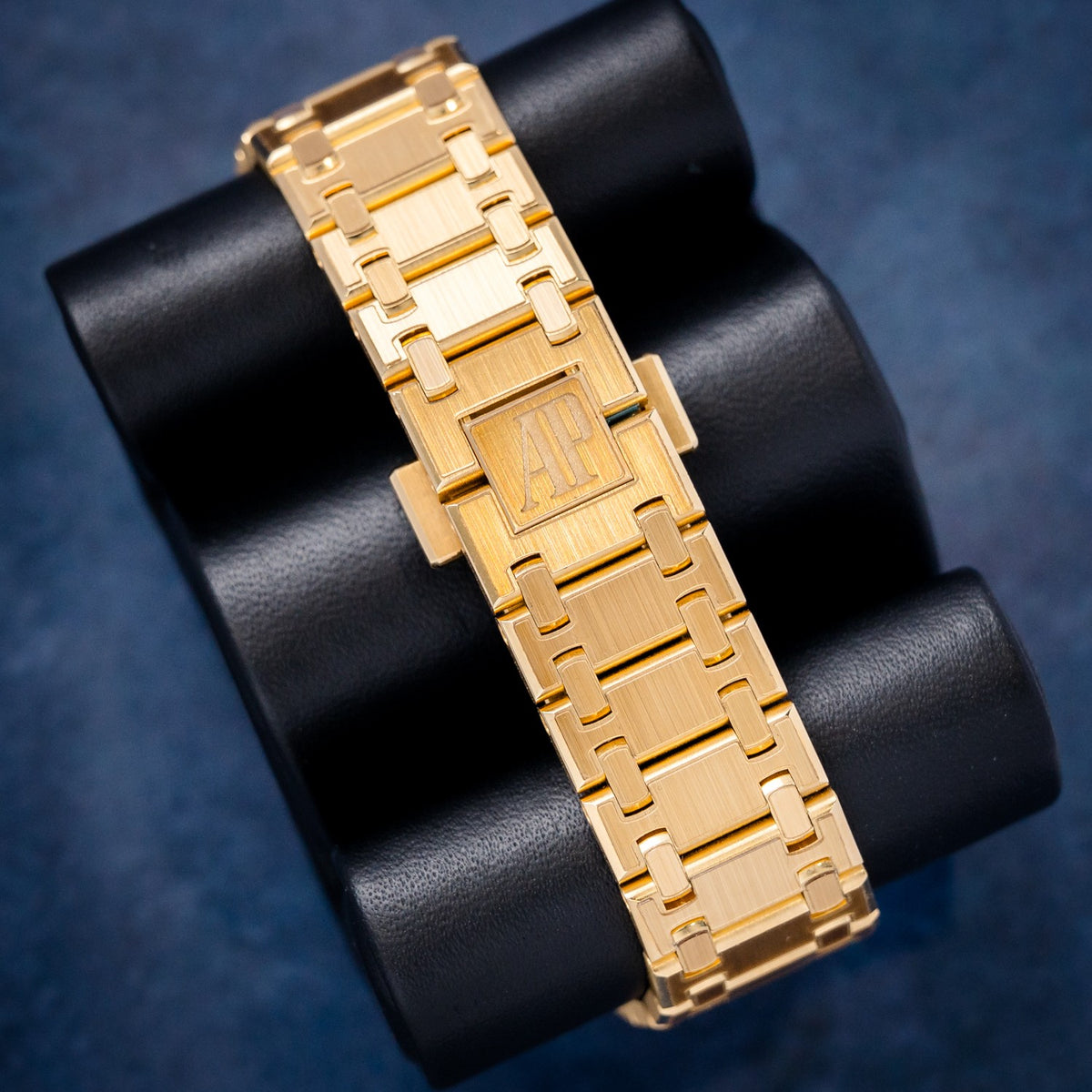 Audemars Piguet Royal Oak 16204BA.OO.1240BA.01 Yellow Gold – clasp