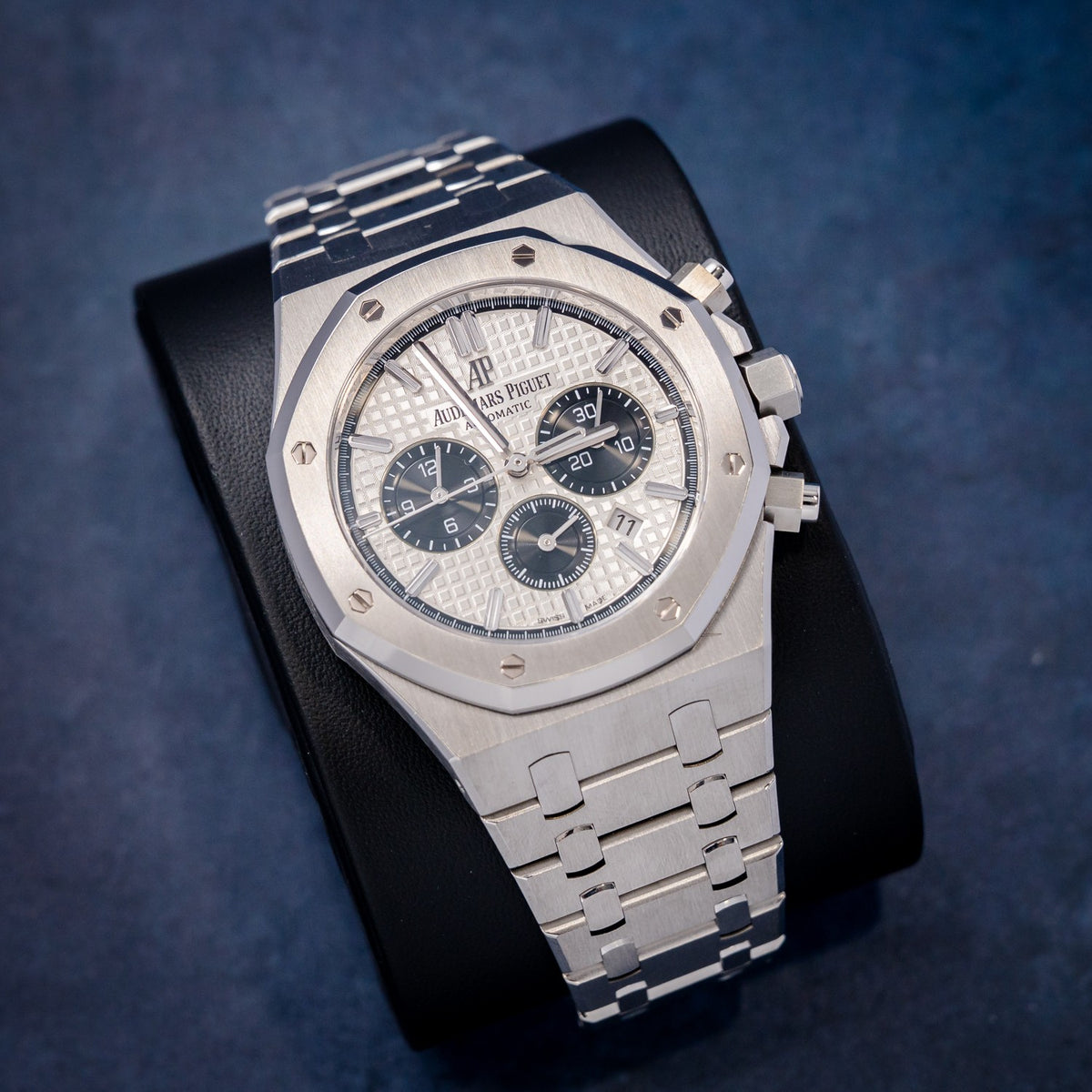 Audemars Piguet Royal Oak Chrono 26331ST.OO.1220ST.03) Steel – dial close-up