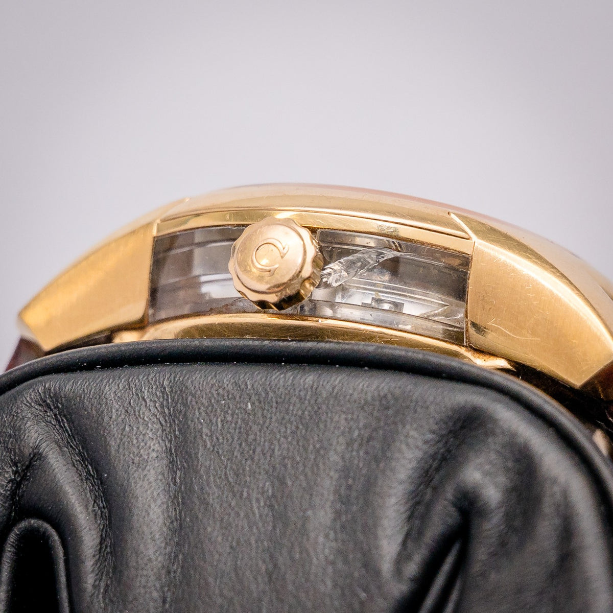 Omega De Ville Hour Vision 431.63.41.22.13.001 Rose Gold – side