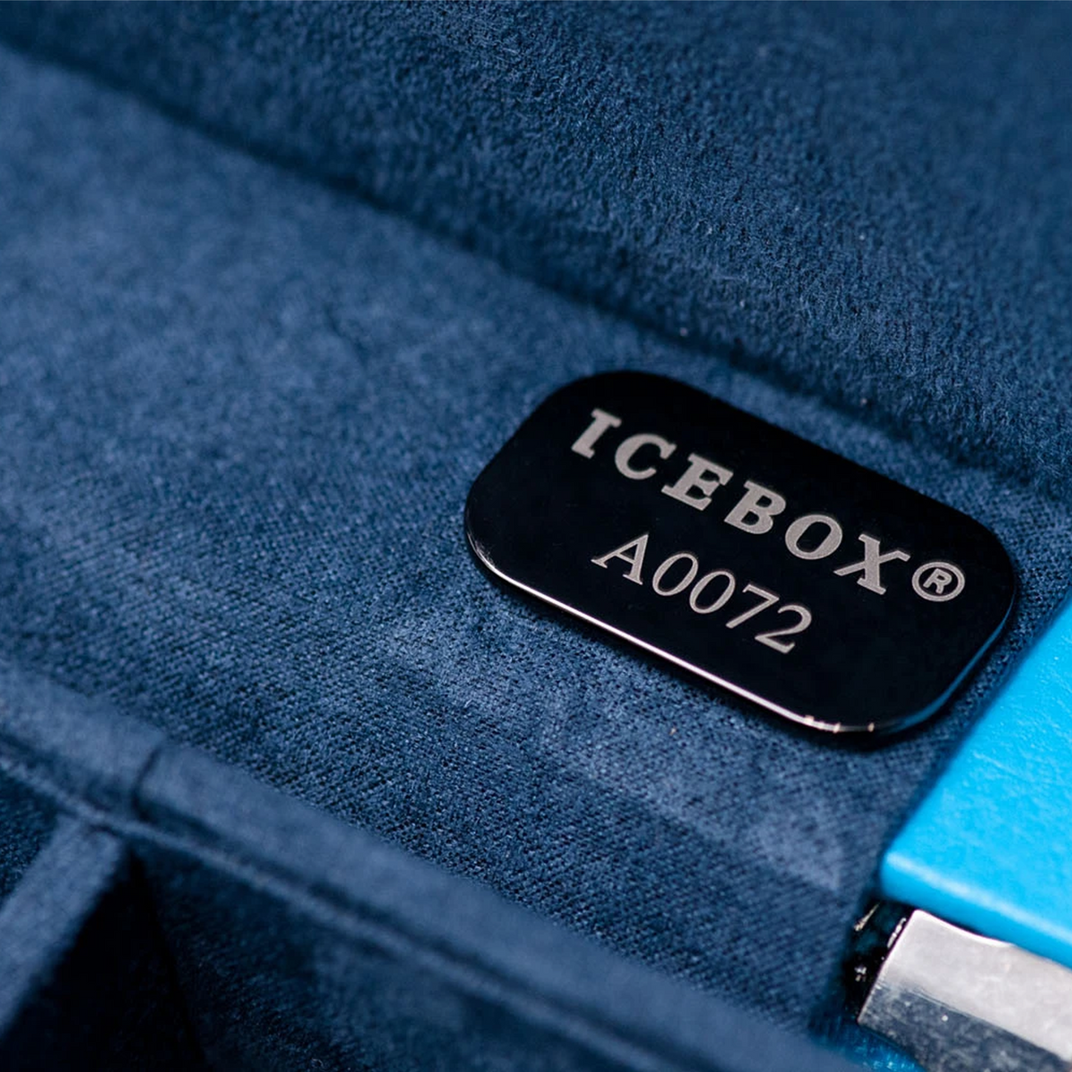 Icebox Large Traveler Case in blue, 8-watch capacity, detail view 5