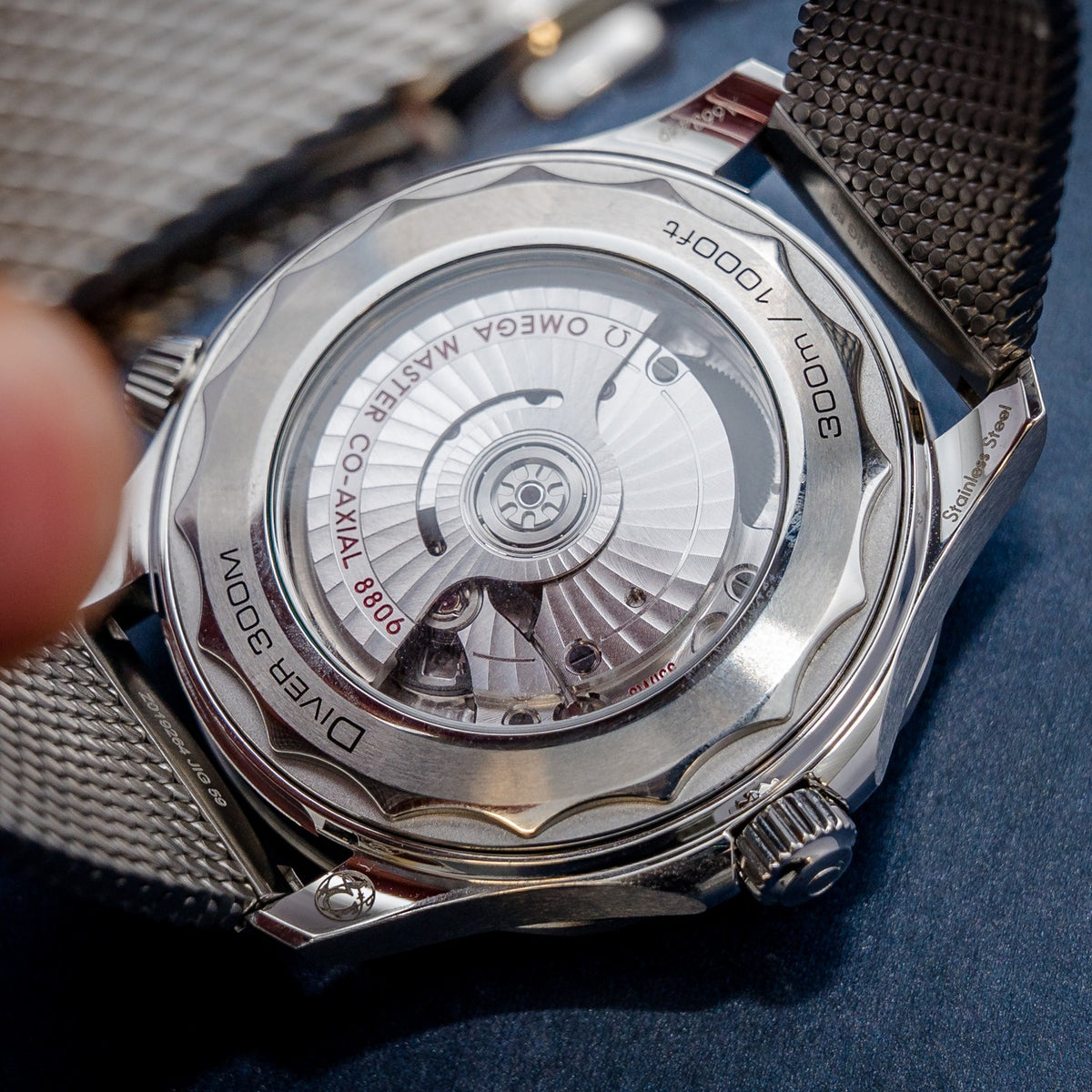 Omega Seamaster Diver 300M 210.30.42.20.01.010 – side