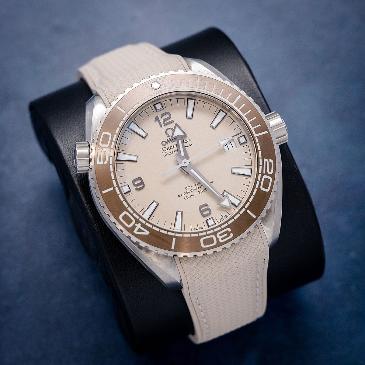 Omega Seamaster Planet Ocean 600M 215.32.44.21.09.001 Steel Beige Dial – dial close-up