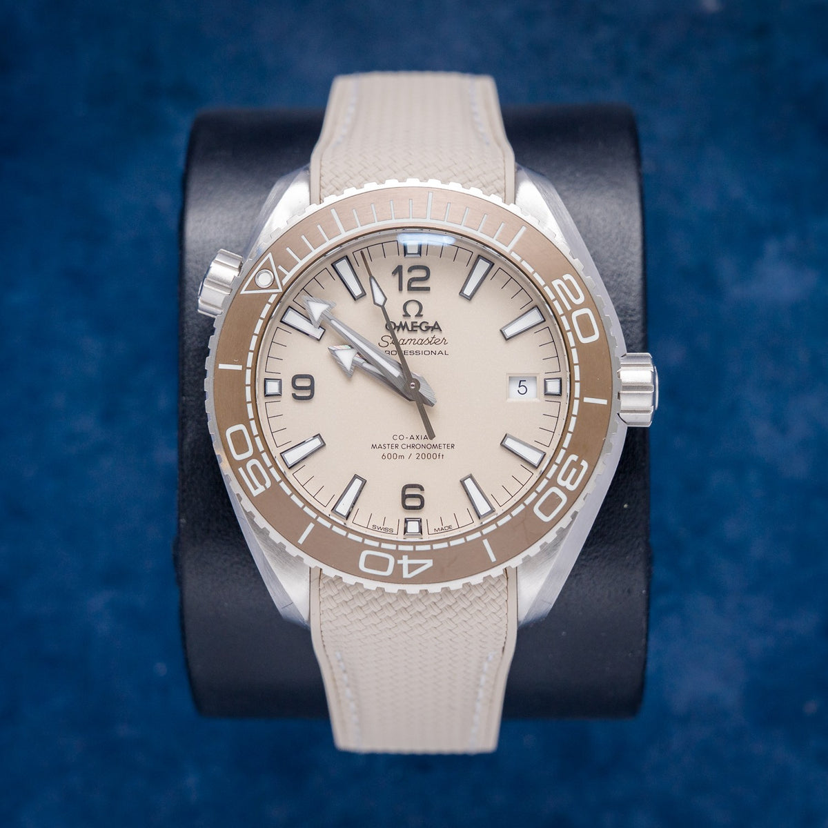 Omega Seamaster Planet Ocean 600M 215.32.44.21.09.001 Steel Beige Dial – front