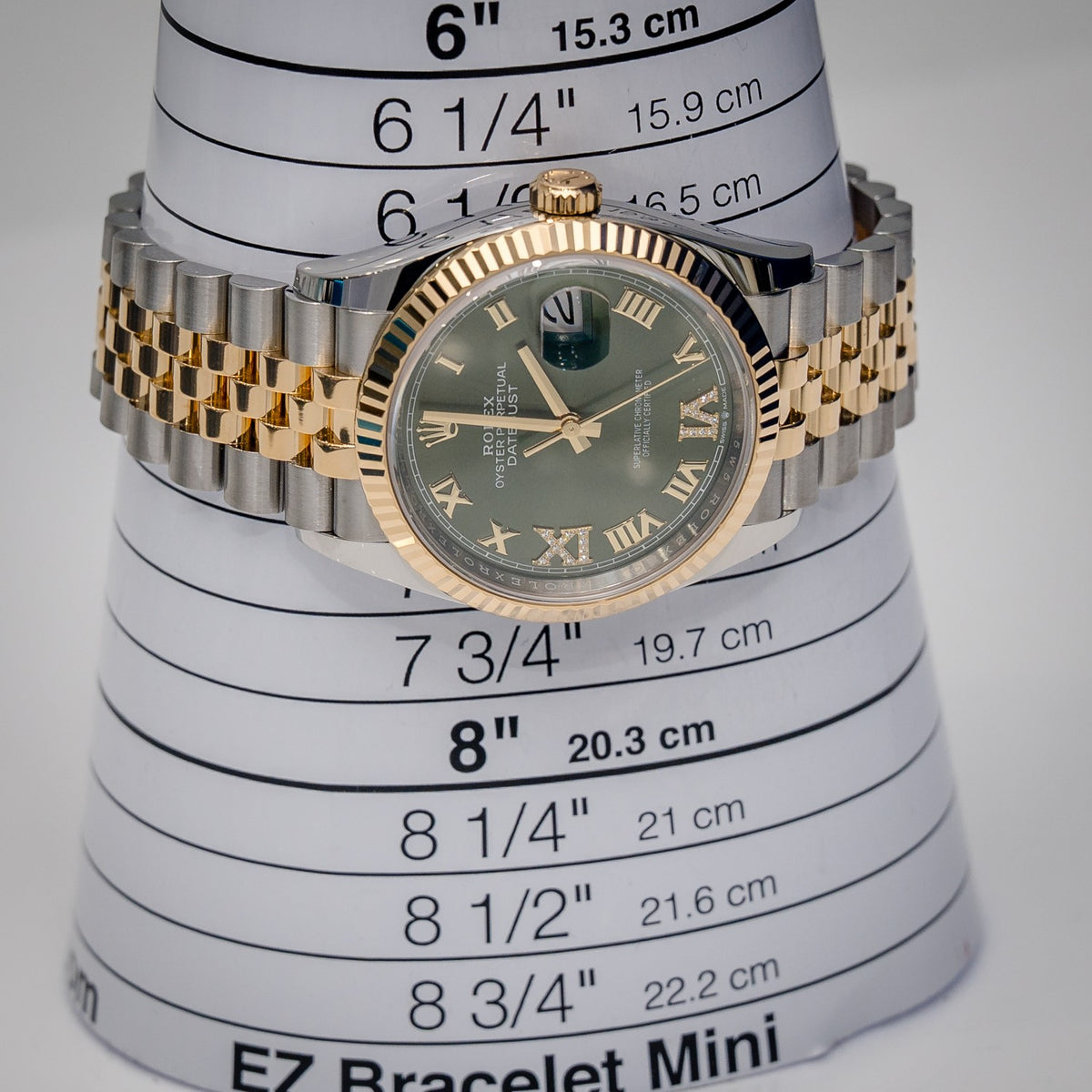 Rolex Datejust 126233 Steel & Yellow Gold Olive Diamond Roman Dial – detail