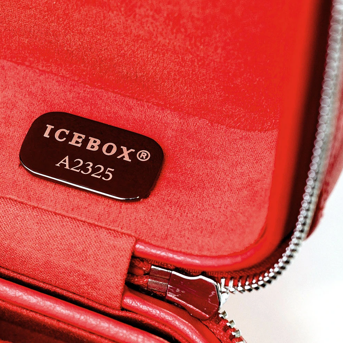 Icebox Medium Traveler Case in red, 4-sunglass capacity, detail view 6